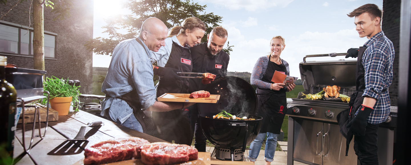 Účastníci Gril Akademie Weber připravují společně jídlo