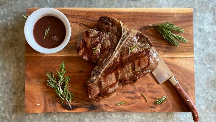Hotový porterhouse steak s rozmarýnem — recept Weber