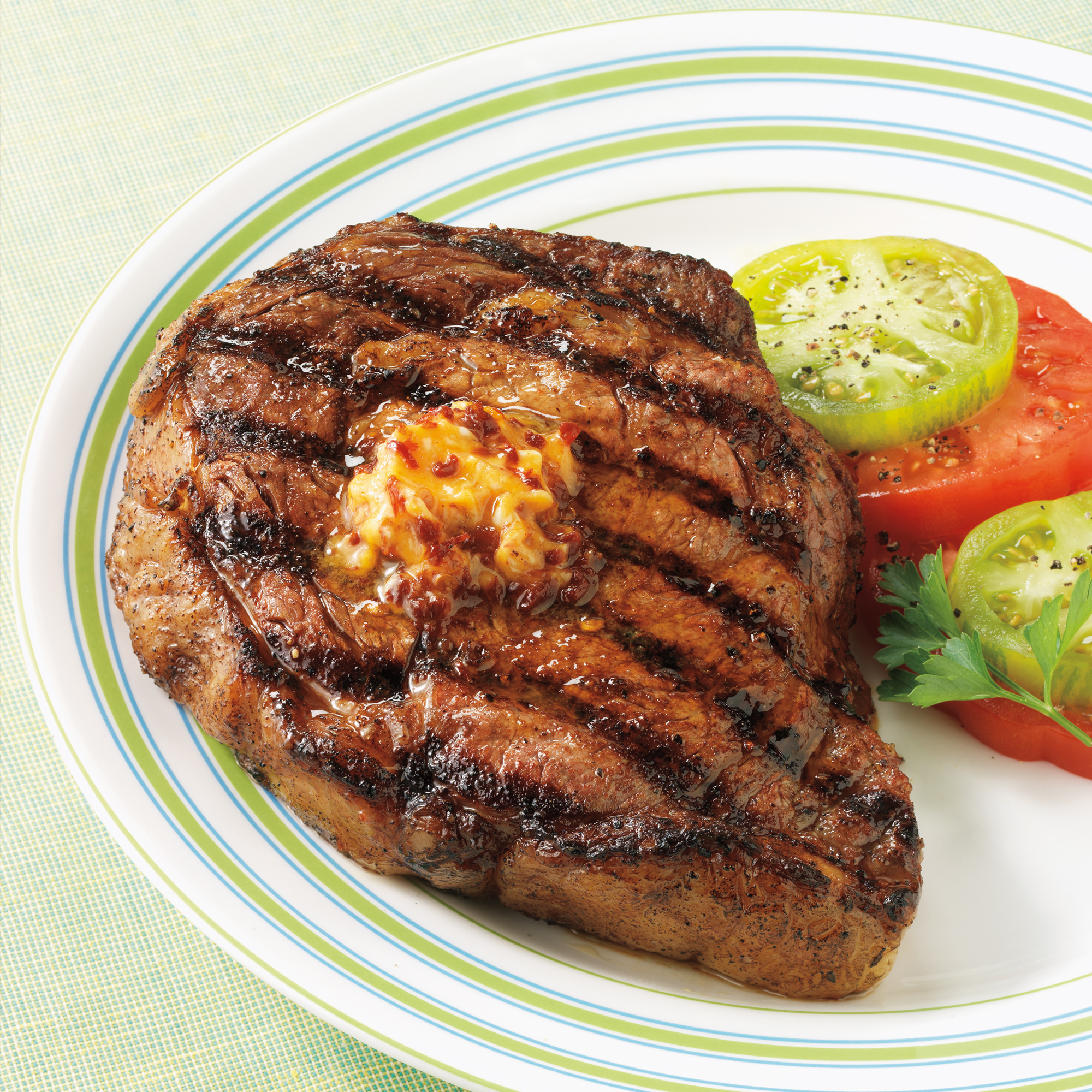 Rib-Eye steak s chipotle máslem — ilustrační fotografie Weber