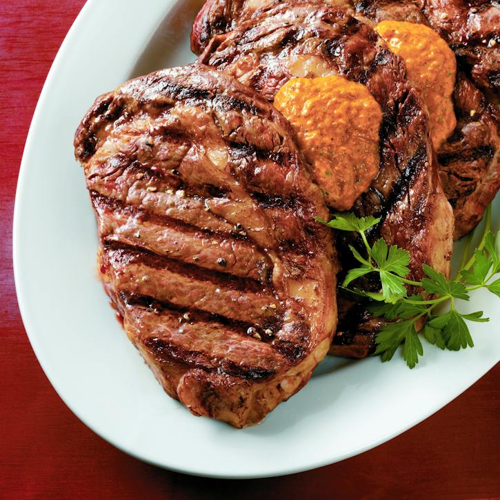 Hotový grilovaný Rib-Eye s rajčatovou harissou — originální fotografie Weber
