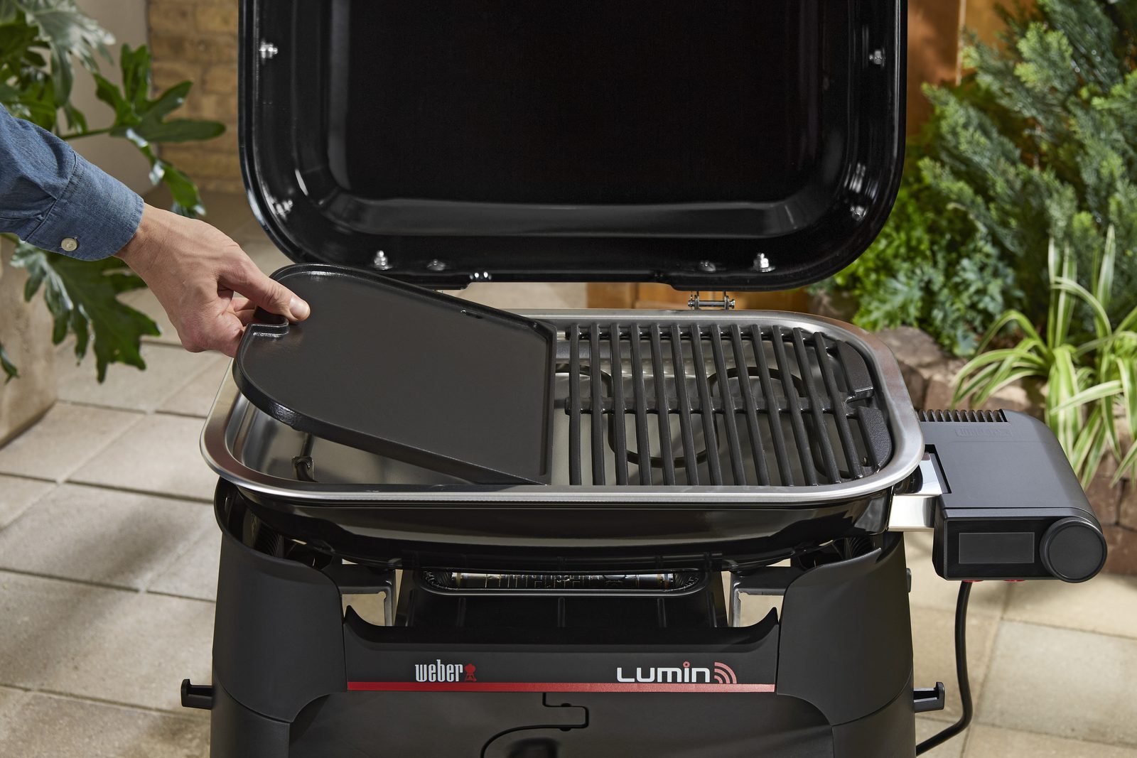Vyndávání plotýnky z grilu Lumin Smart zepředu