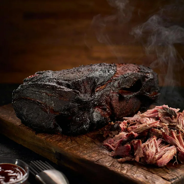 Pomalu připravené maso z grilu Weber