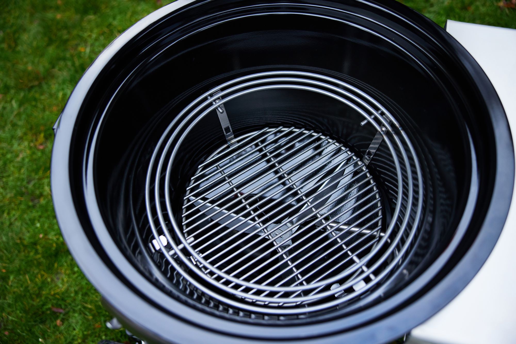 Summit Kamado při grilování