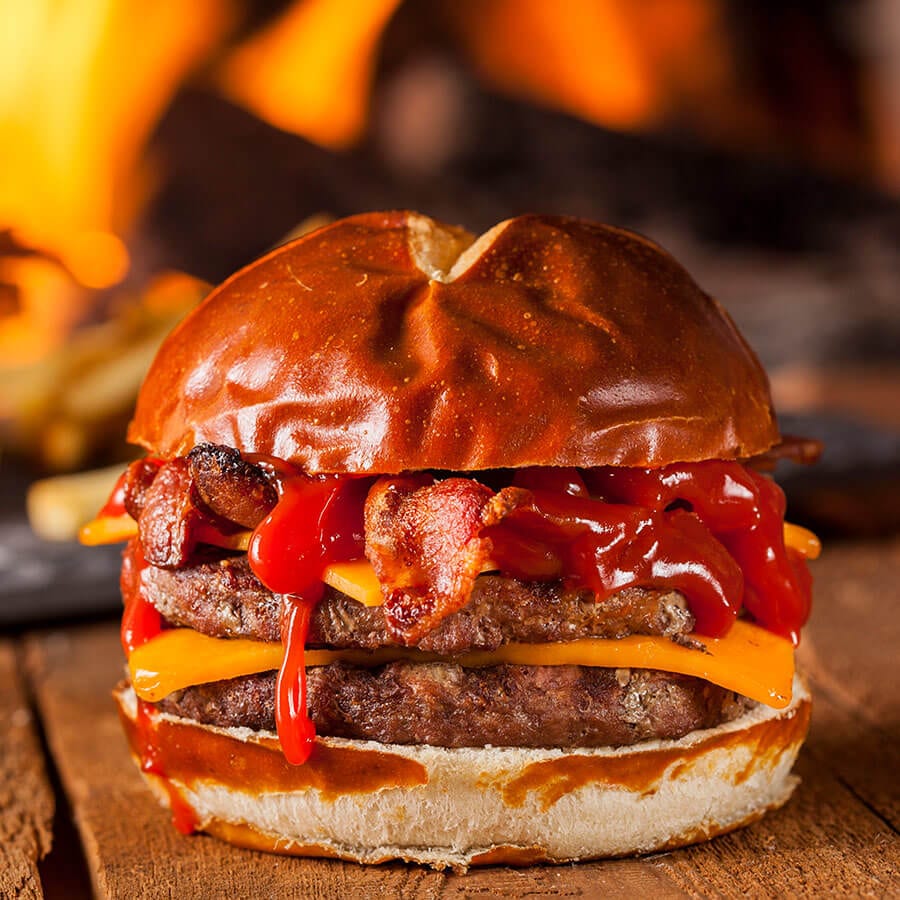 Burger s masem a sýrem
