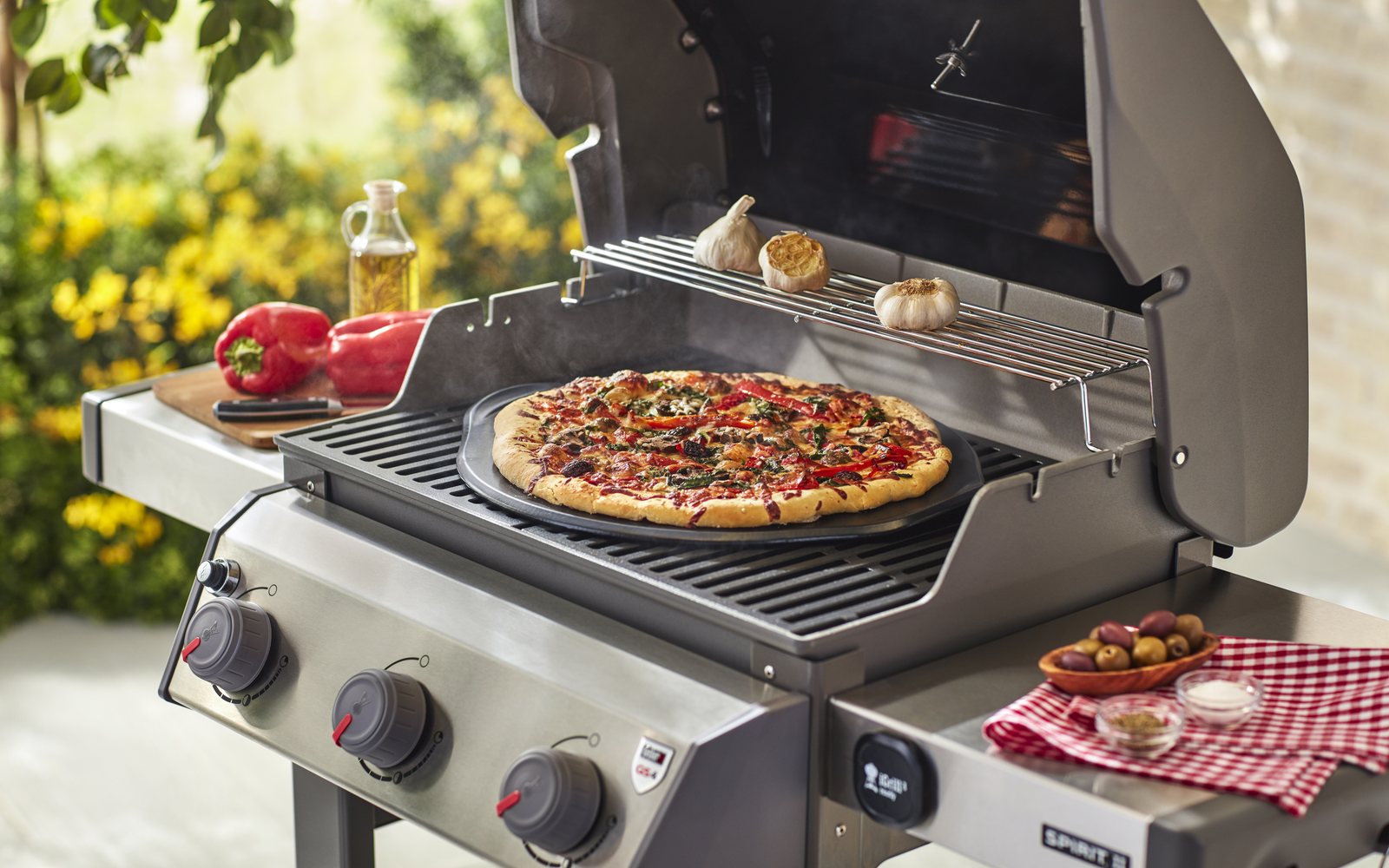Pizza na grilovacím kameni v plynovém grilu Spirit