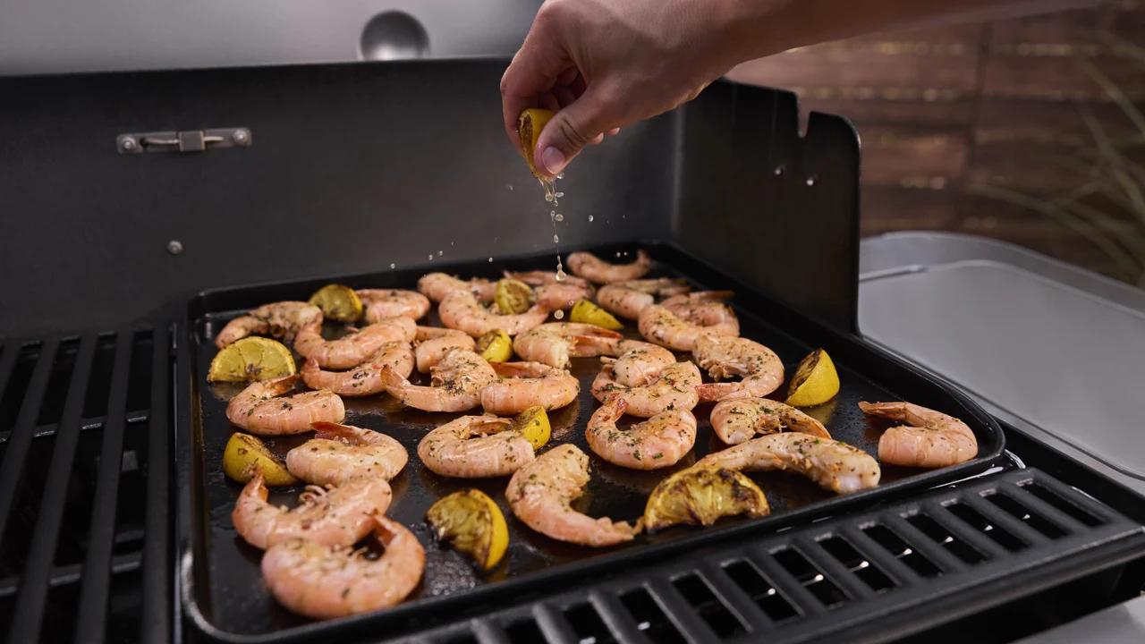 Příprava jídla na planche Weber Crafted v grilu Genesis