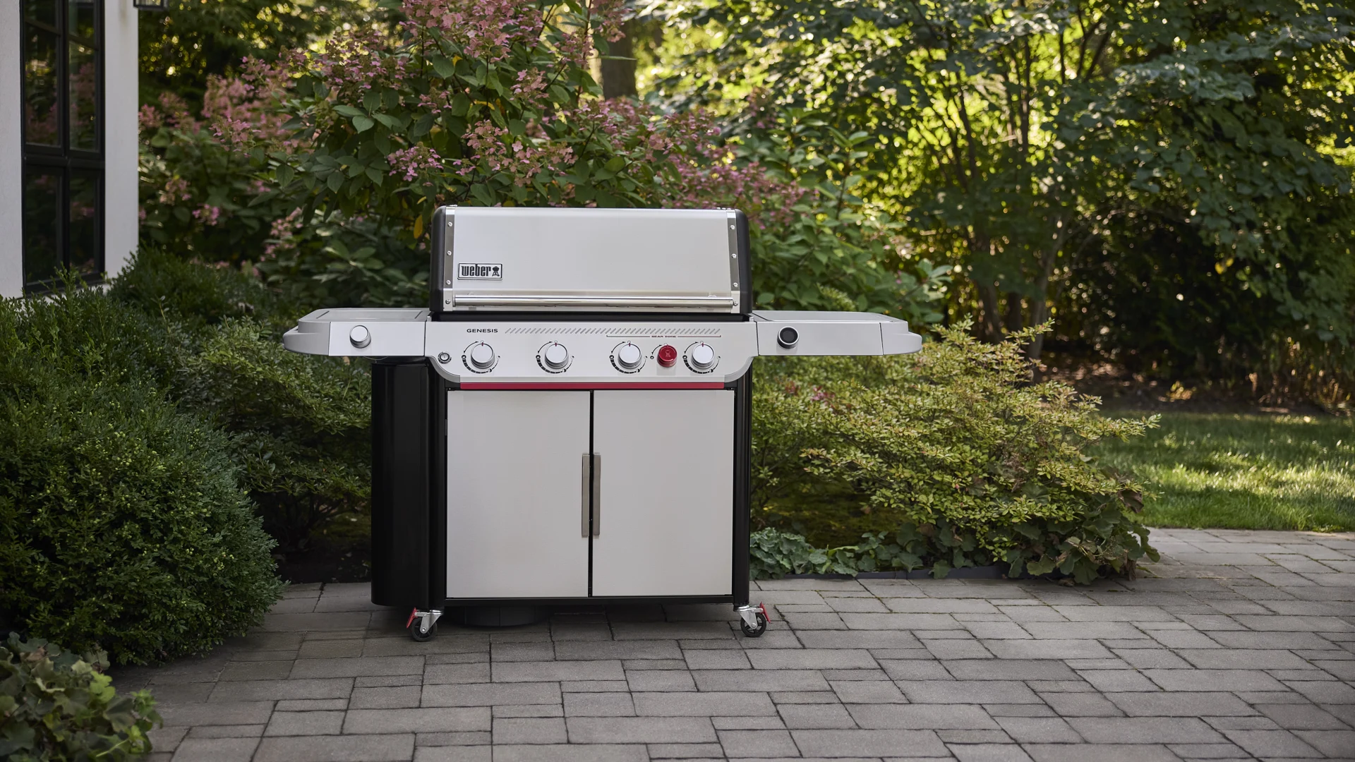Originální fotografie Weber Genesis SP-435W při venkovním grilování