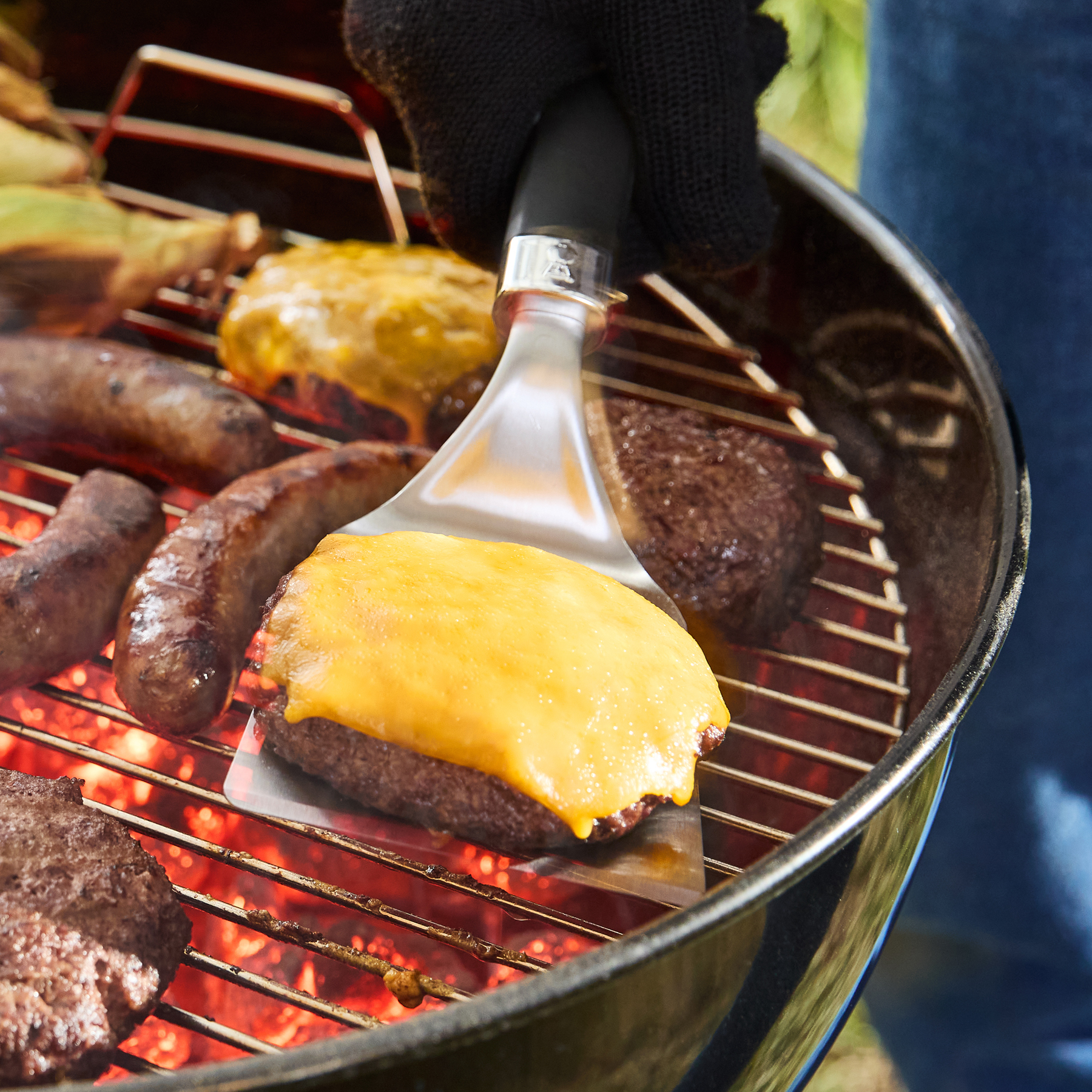 Burgery se sýrem na grilu Original Kettle 47 cm