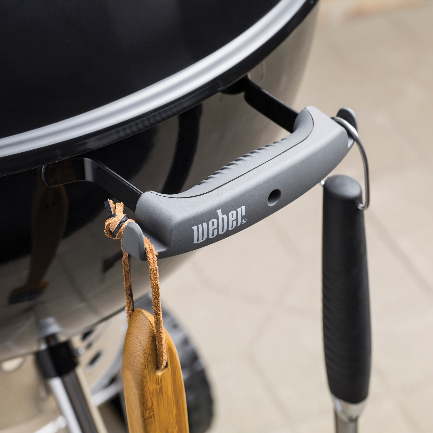 Originální detail madla s háčky na náčiní Kettle Premium