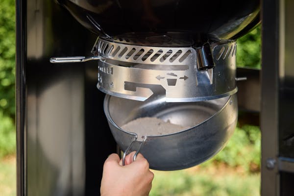 Vyjmutí popelníku grilu Weber Performer se systémem One-Touch