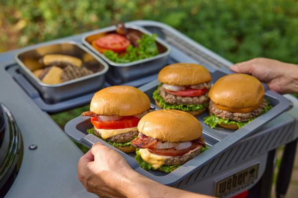Příprava burgerů na stolku Weber Works u Performeru Premium