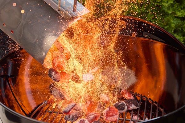 Žhavé dřevěné uhlí v grilu Weber Performer