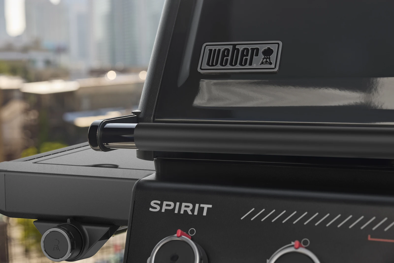 Detail původního poklopu Weber a černého ovládacího panelu Spirit Stealth