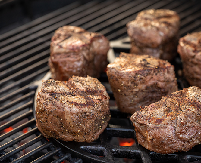 Opékání masa na grilu Weber Summit Kamado