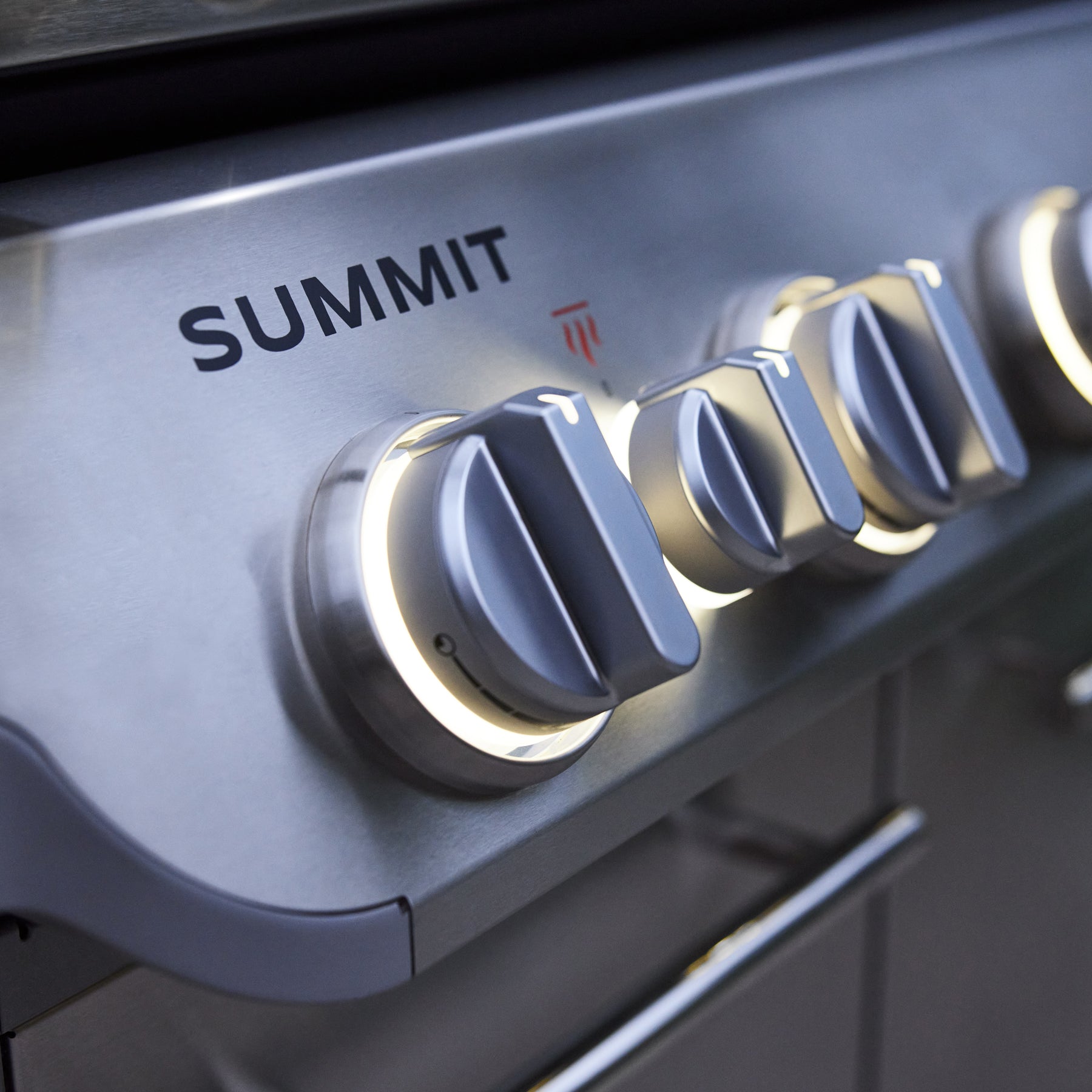 Podsvícené ovládací knoflíky Summit za soumraku