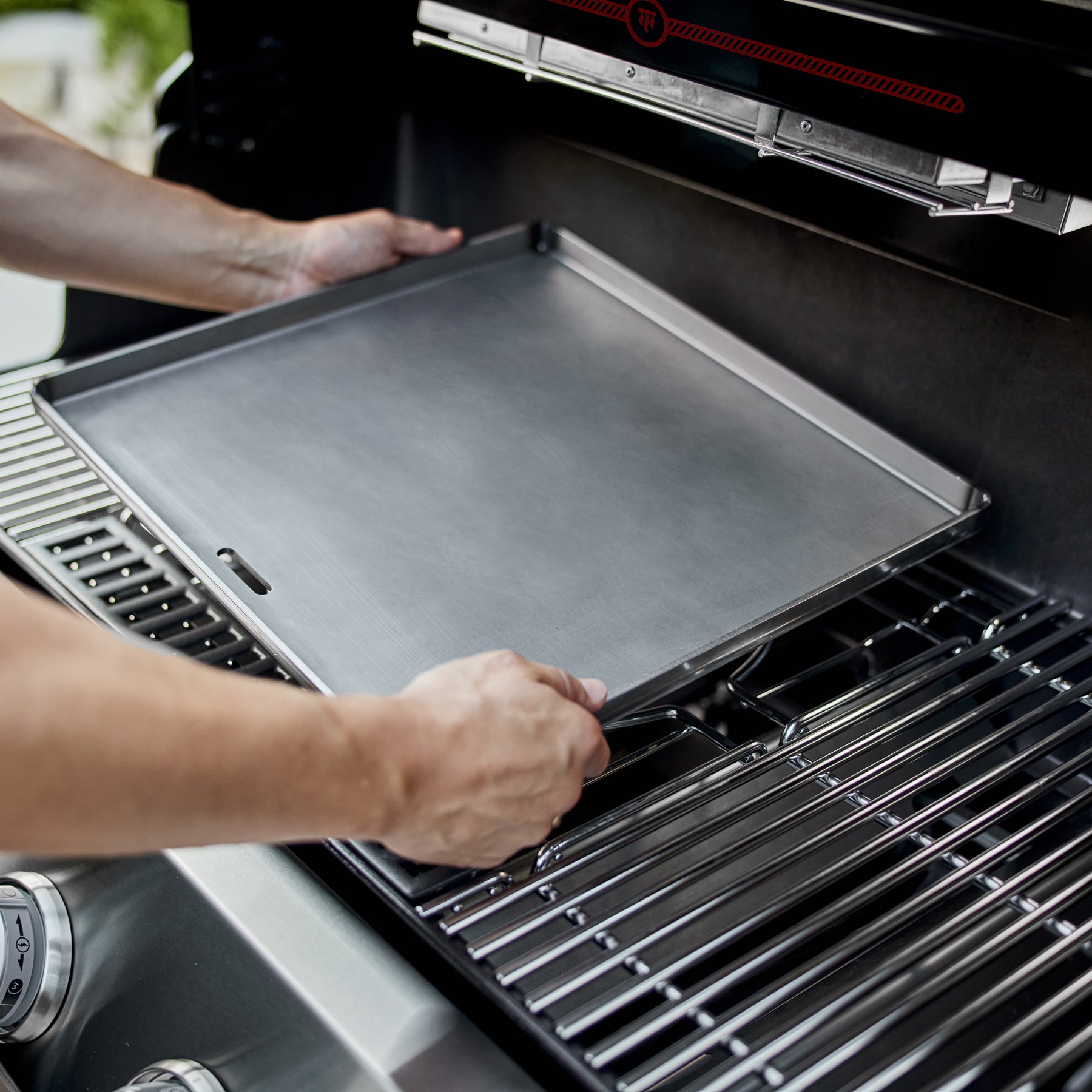 Vkládání grilovací desky systému WEBER CRAFTED do grilu Summit