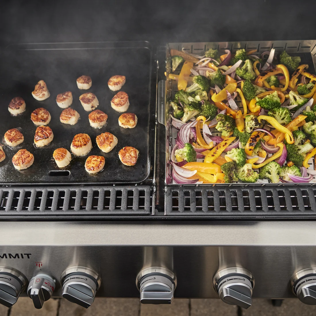 Plancha a grilovací koš WEBER CRAFTED při přípravě jídla