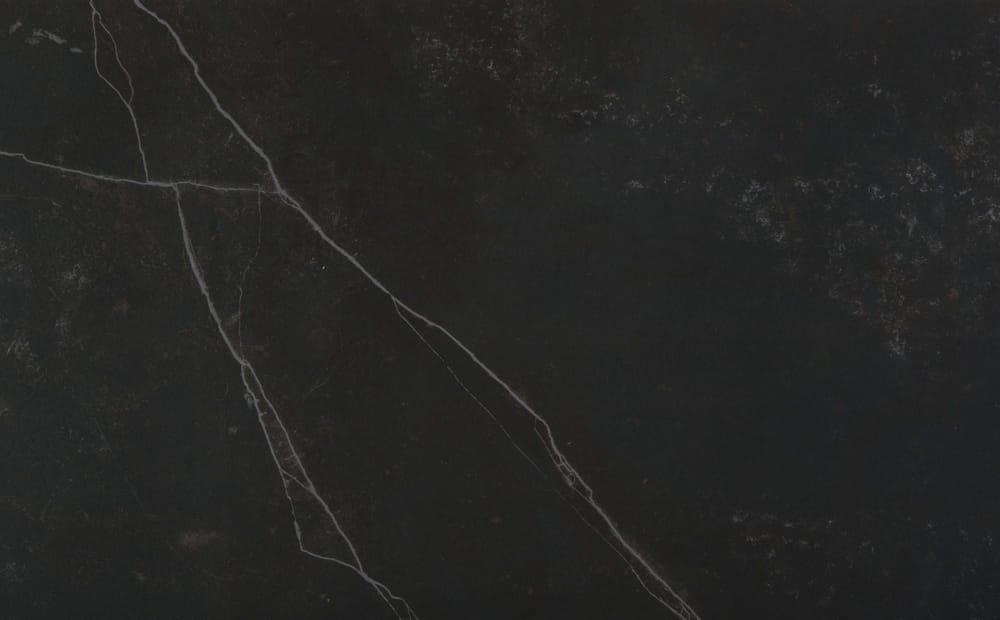 Originální vzorek Dekton Kelya: tmavý povrch se světlým žilkováním