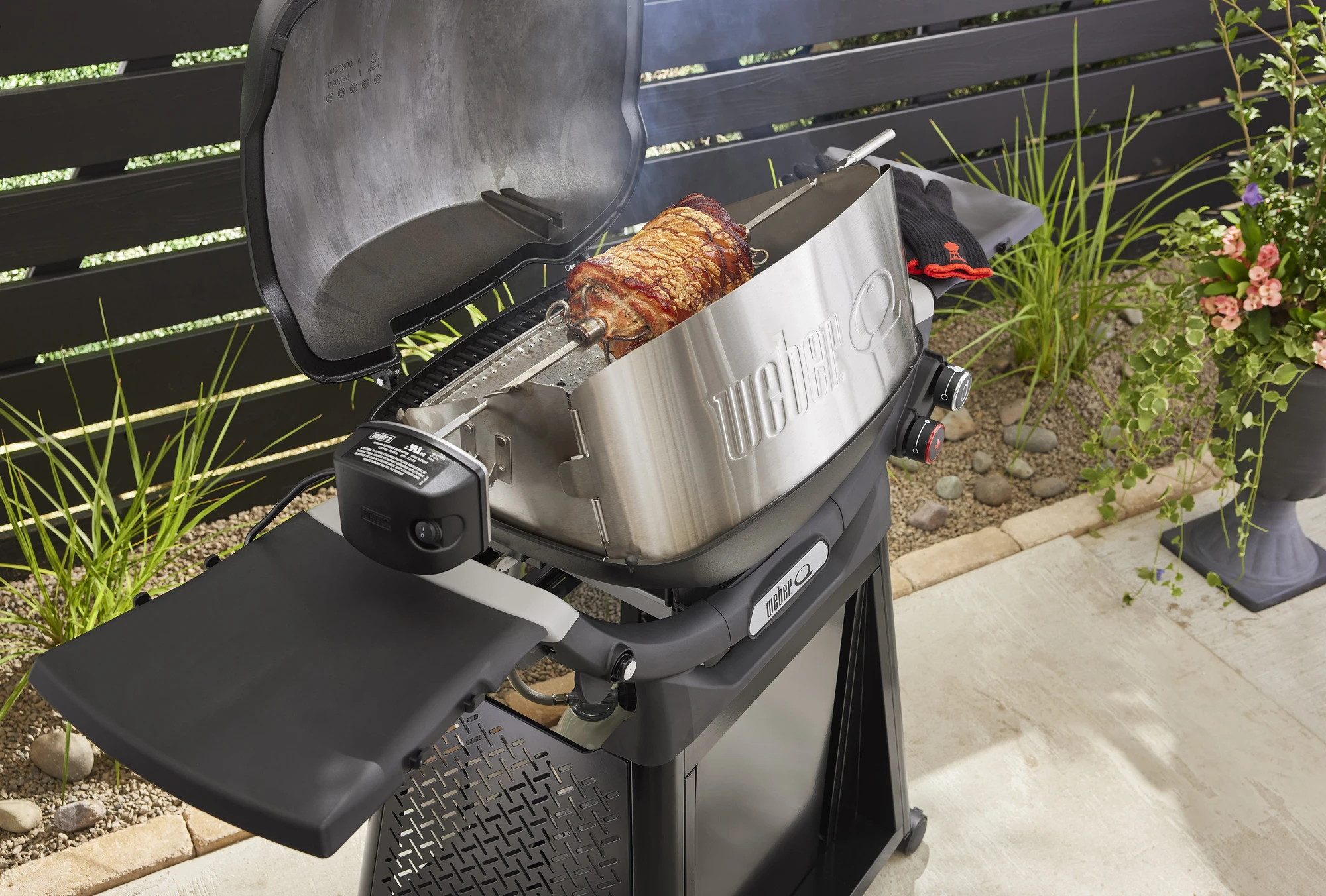 Originální otočný rožeň Weber 3400860 na Q3200N+ s vepřovou pečení